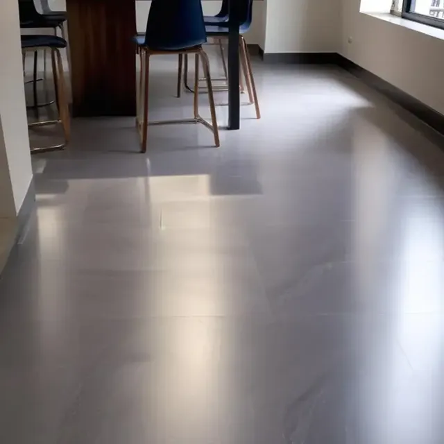 Amostra de piso vinílico com desenho de madeira clara