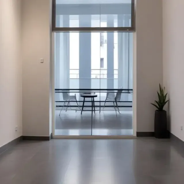 Amostra de piso vinílico com desenho de madeira acinzentada