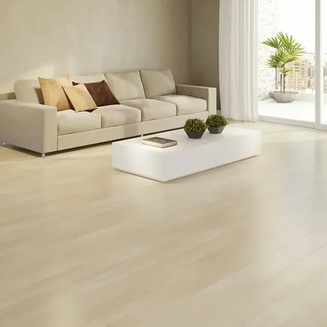 Amostra de piso vinílico com desenho de madeira clara acinzentada