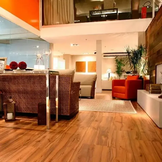 Amostra de piso vinílico com desenho de madeira avermelhada