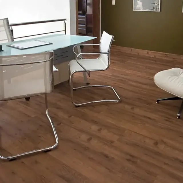 Amostra de piso vinílico com desenho de madeira em tom médio