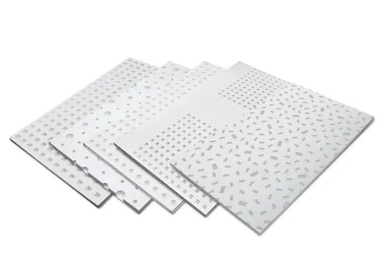 Placas de gesso acartonado Cleaneo com furação decorativa, empilhadas em leque