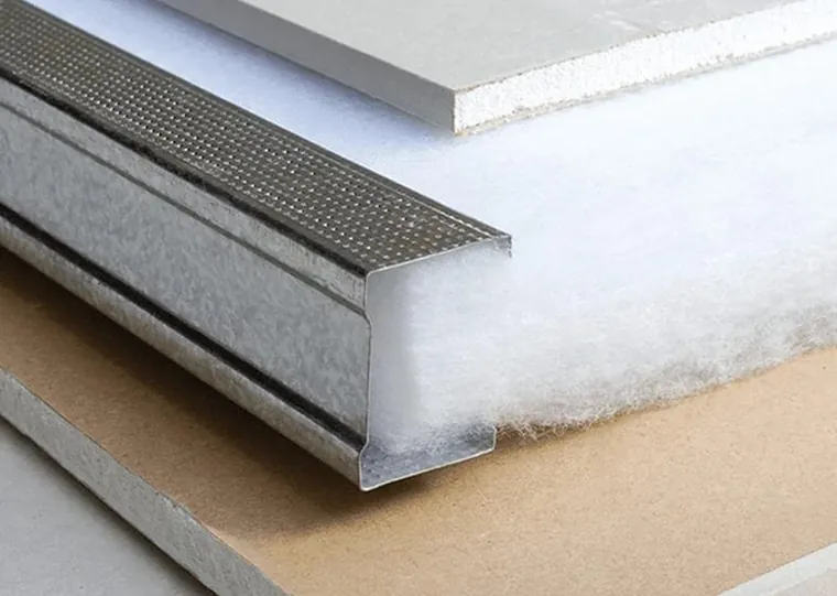 Corte de parede drywall mostrando o perfil metálico e a manta de lã de PET