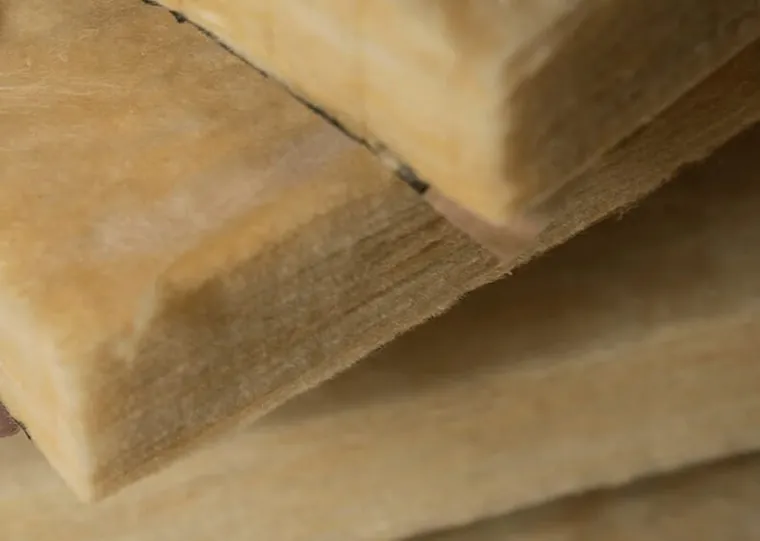 Mantas de lã de vidro dobradas, em tom ocre
