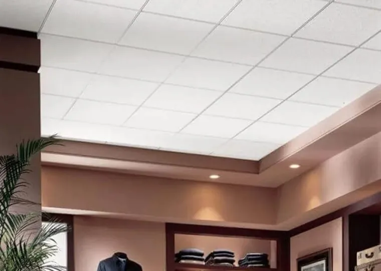 Forro modular branco com luminárias embutidas numa loja de roupas