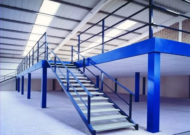 Mezanino metálico azul com piso em painel e escada, dentro de um galpão
