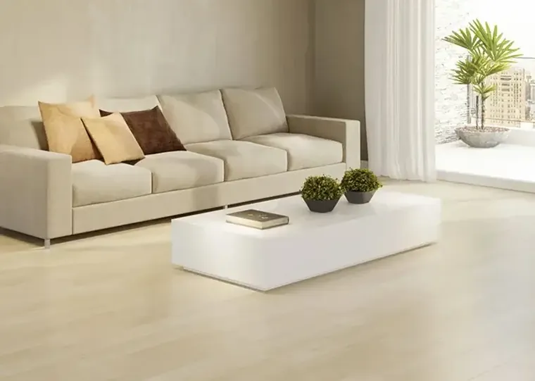 Sala de estar clara com piso vinílico bege e sofá neutro