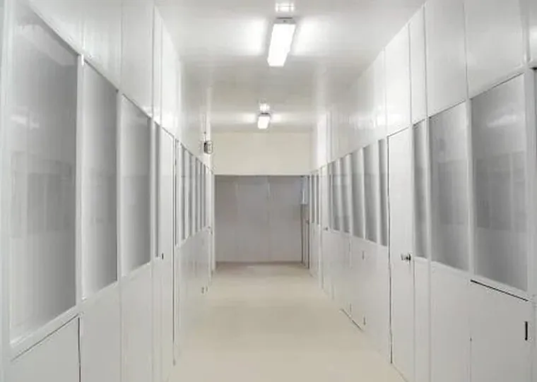 Corredor industrial branco revestido de divisórias de PVC